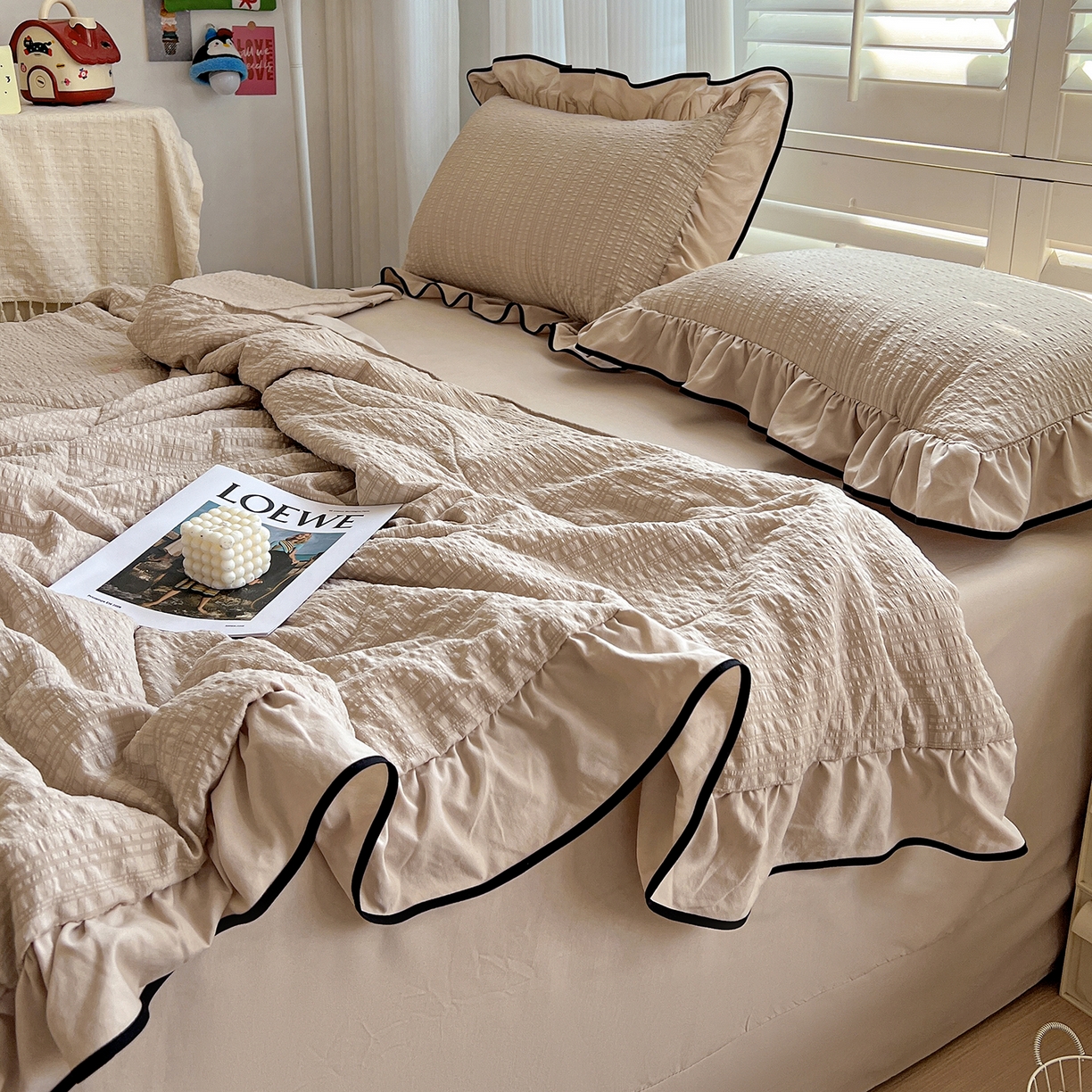 91家纺网 家纺一手货源 找家纺 一比一家纺 2026新款纯色花边款夏被四件套 奶咖