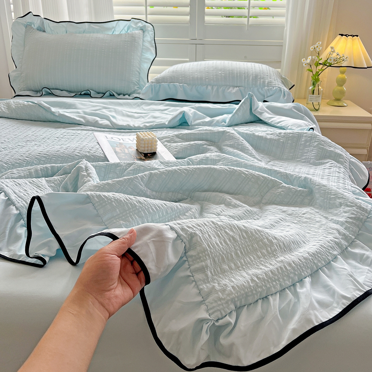 一比一家纺 2026新款纯色花边款夏被四件套 天空蓝