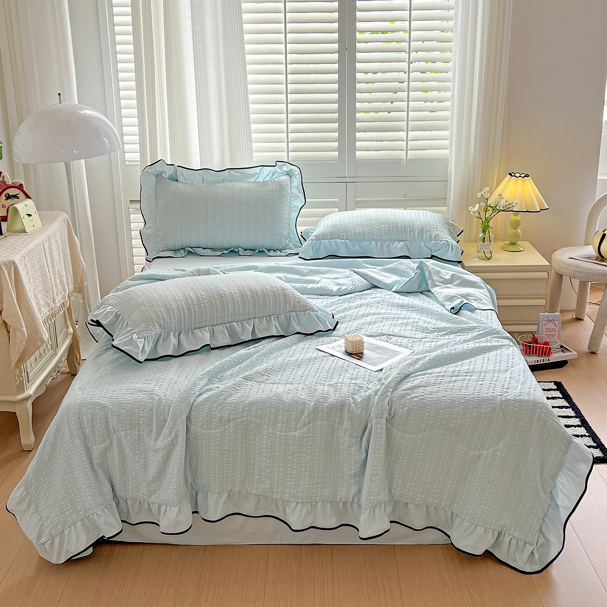 91家纺网 家纺一手货源 找家纺 一比一家纺 2026新款纯色花边款夏被四件套 天空蓝