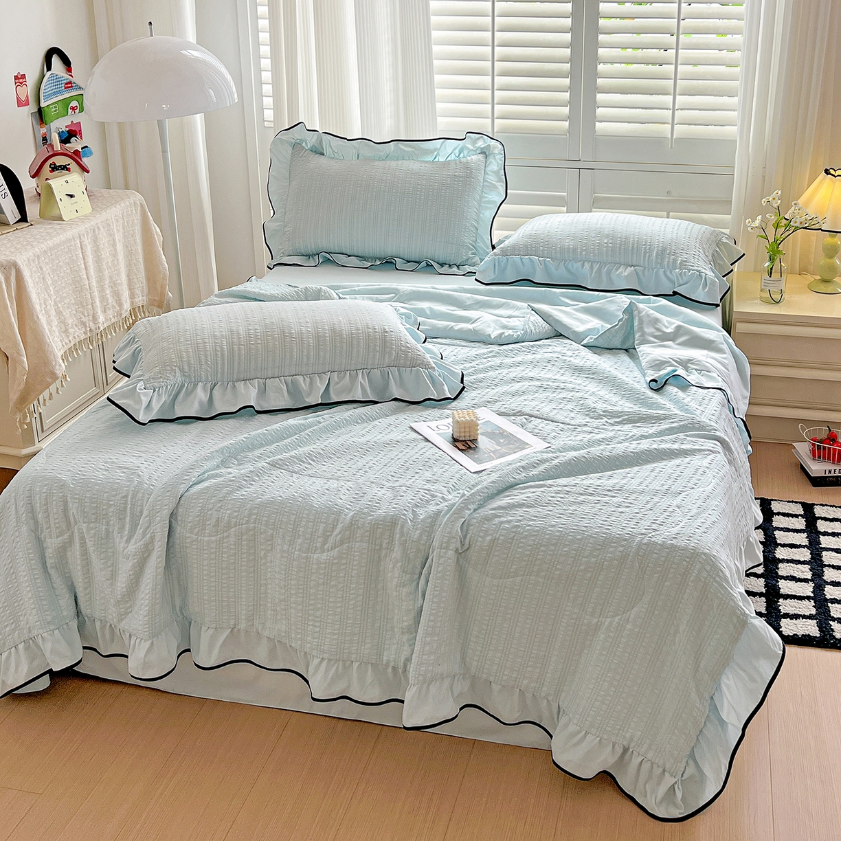 91家纺网 家纺一手货源 找家纺 一比一家纺 2026新款纯色花边款夏被四件套 天空蓝