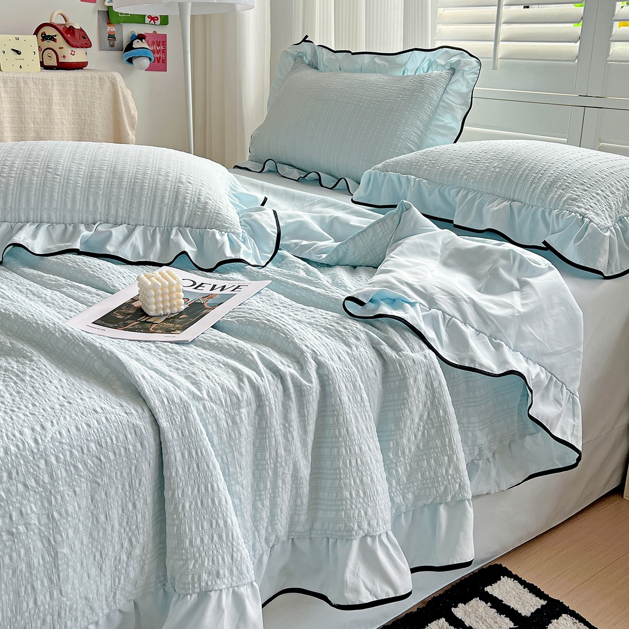 91家纺网 家纺一手货源 找家纺 一比一家纺 2026新款纯色花边款夏被四件套 天空蓝