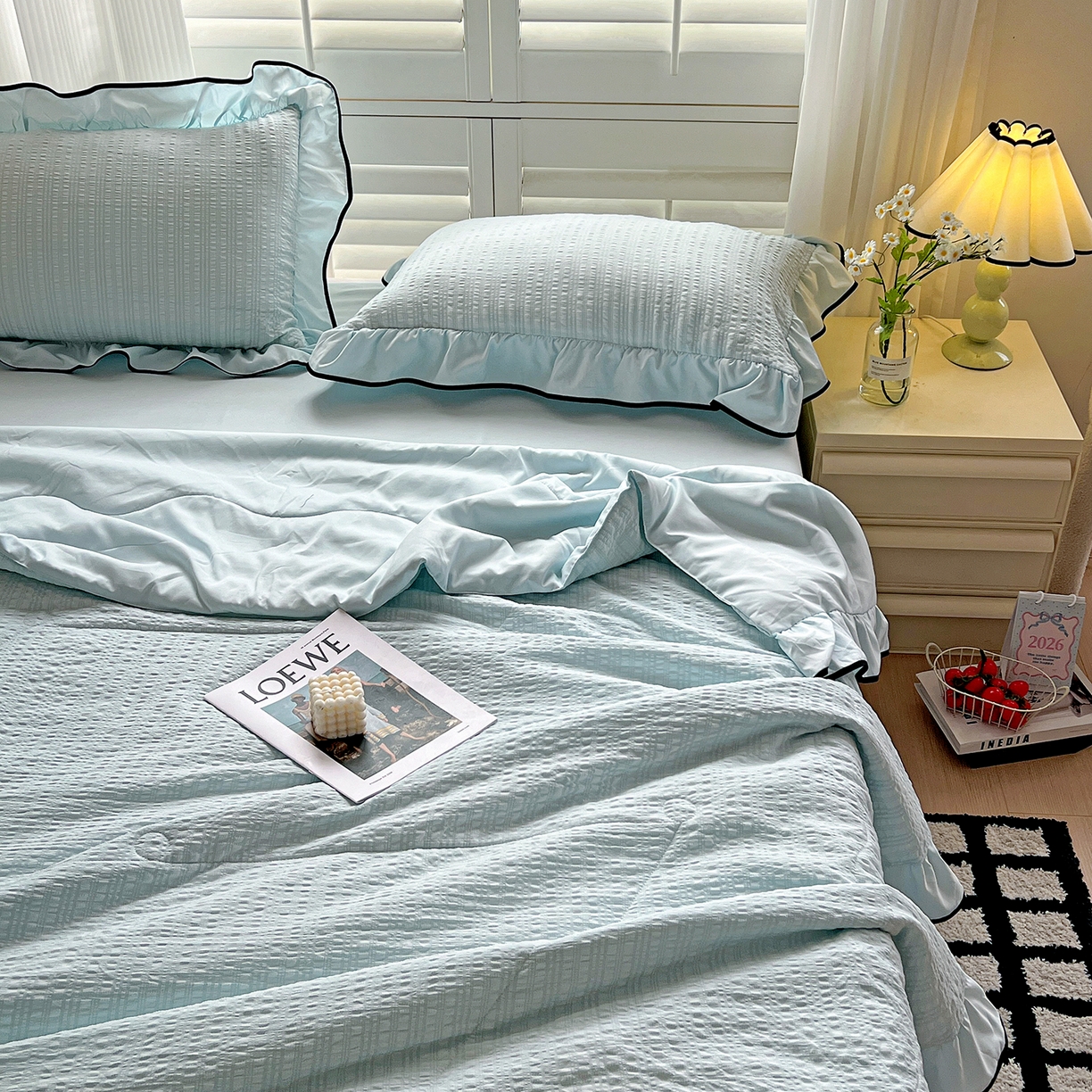 91家纺网 家纺一手货源 找家纺 一比一家纺 2026新款纯色花边款夏被四件套 天空蓝