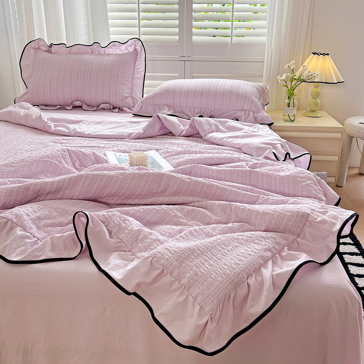 91家纺网 家纺一手货源 找家纺 一比一家纺 2026新款纯色花边款夏被四件套 香芋紫