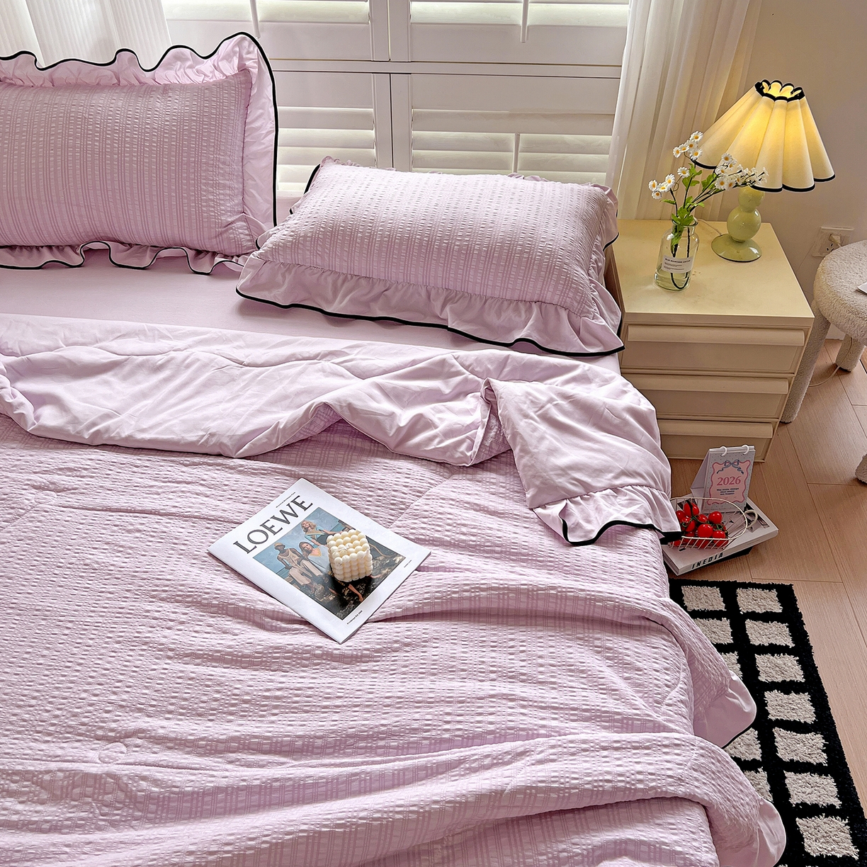 91家纺网 家纺一手货源 找家纺 一比一家纺 2026新款纯色花边款夏被四件套 香芋紫