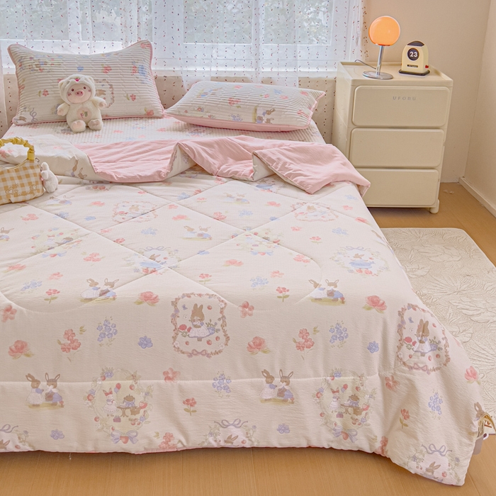 91家纺网 家纺一手货源 找家纺 几禾 2026新款云感双层纱7A抗菌夏被四件套系列-栀夏系列 栀夏-镜子里的兔