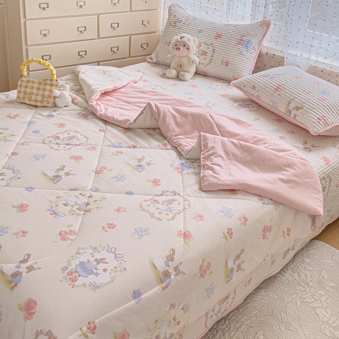 91家纺网 家纺一手货源 找家纺 几禾 2026新款云感双层纱7A抗菌夏被四件套系列-栀夏系列 栀夏-镜子里的兔