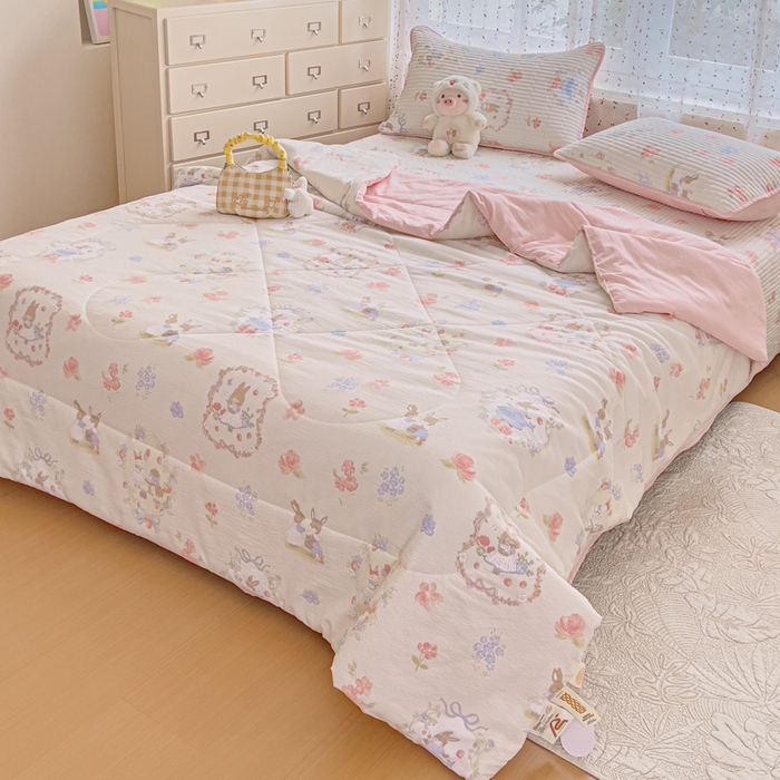 91家纺网 家纺一手货源 找家纺 几禾 2026新款云感双层纱7A抗菌夏被四件套系列-栀夏系列 栀夏-镜子里的兔