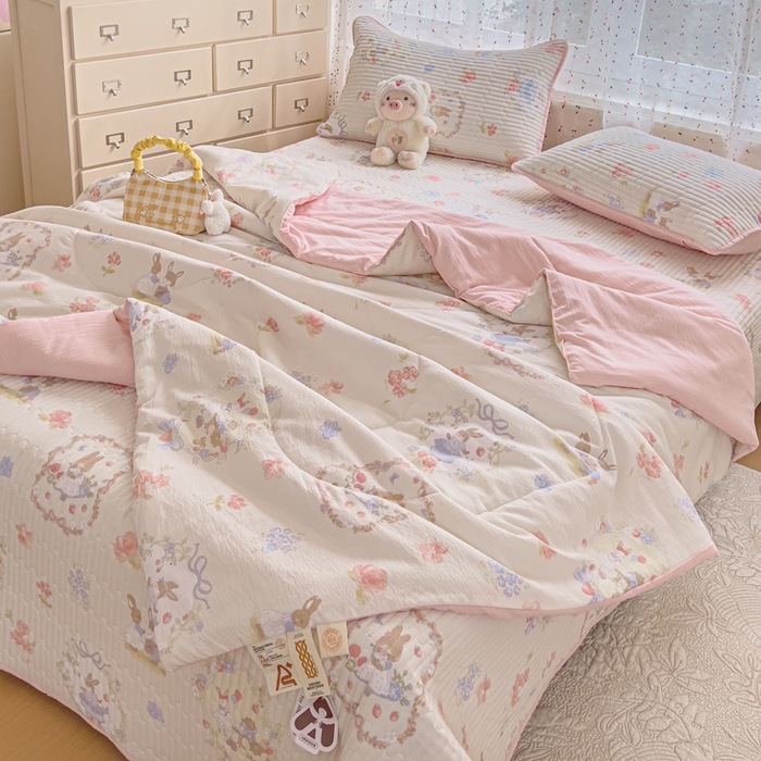 91家纺网 家纺一手货源 找家纺 几禾 2026新款云感双层纱7A抗菌夏被四件套系列-栀夏系列 栀夏-镜子里的兔