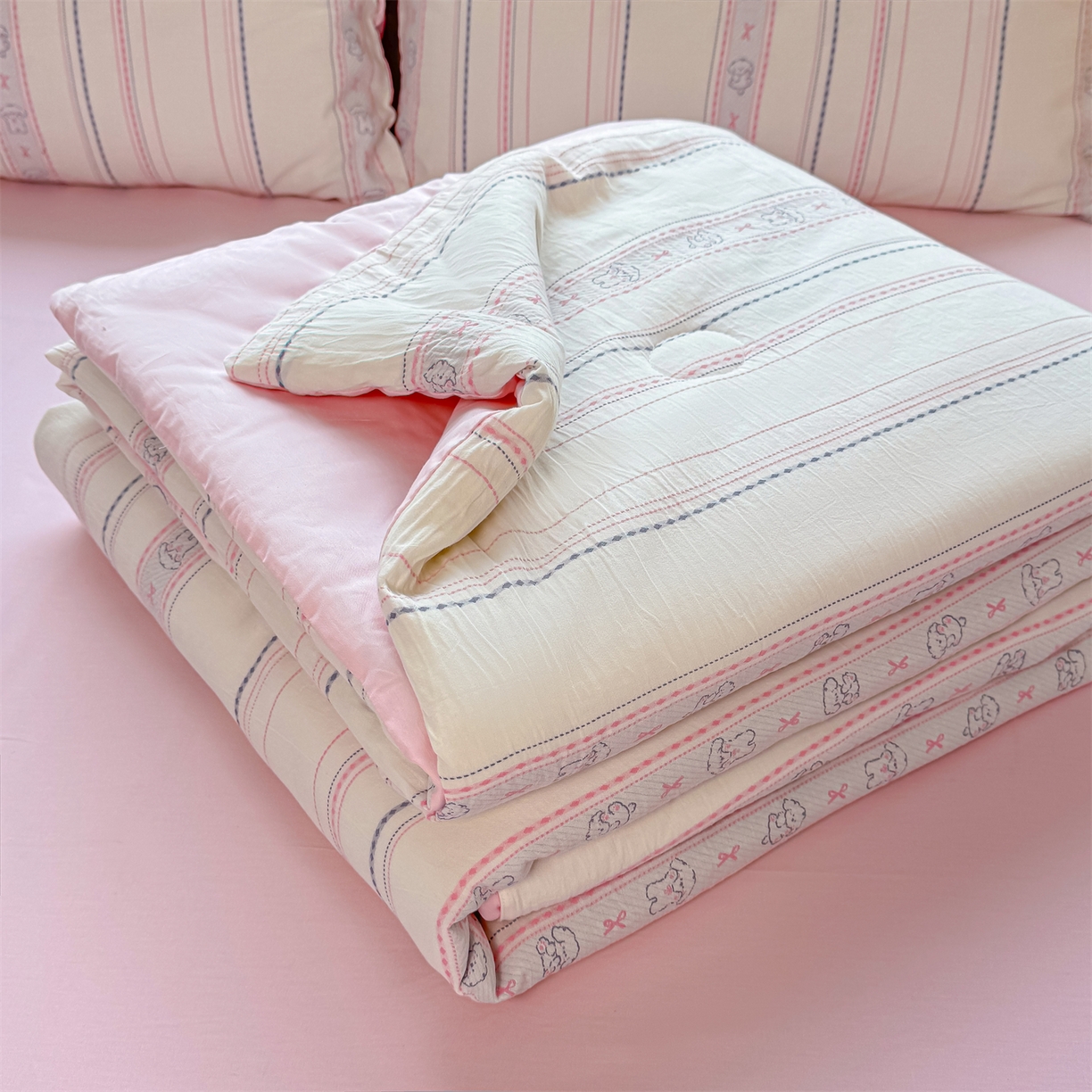 91家纺网 家纺一手货源 找家纺 灰鲸 2026新款全棉色织提花夏被夏凉被空调被 线条小狗-粉