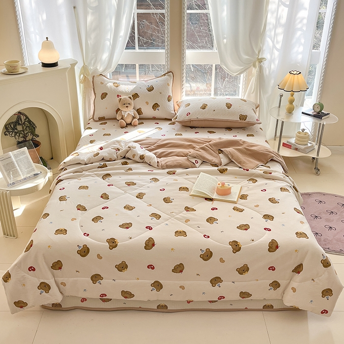 91家纺网 家纺一手货源 找家纺 几禾 2026新款云感双层纱7A抗菌夏被四件套系列-栀夏系列 栀夏-快乐小熊