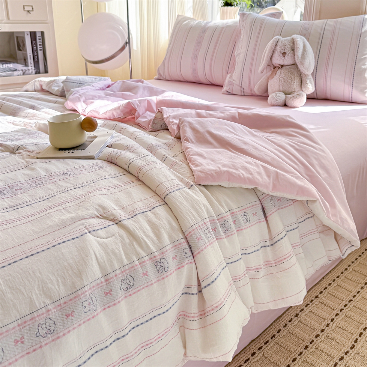 91家纺网 家纺一手货源 找家纺 灰鲸 2026新款全棉色织提花夏被夏凉被空调被 线条小狗-粉