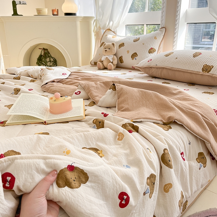 91家纺网 家纺一手货源 找家纺 几禾 2026新款云感双层纱7A抗菌夏被四件套系列-栀夏系列 栀夏-快乐小熊