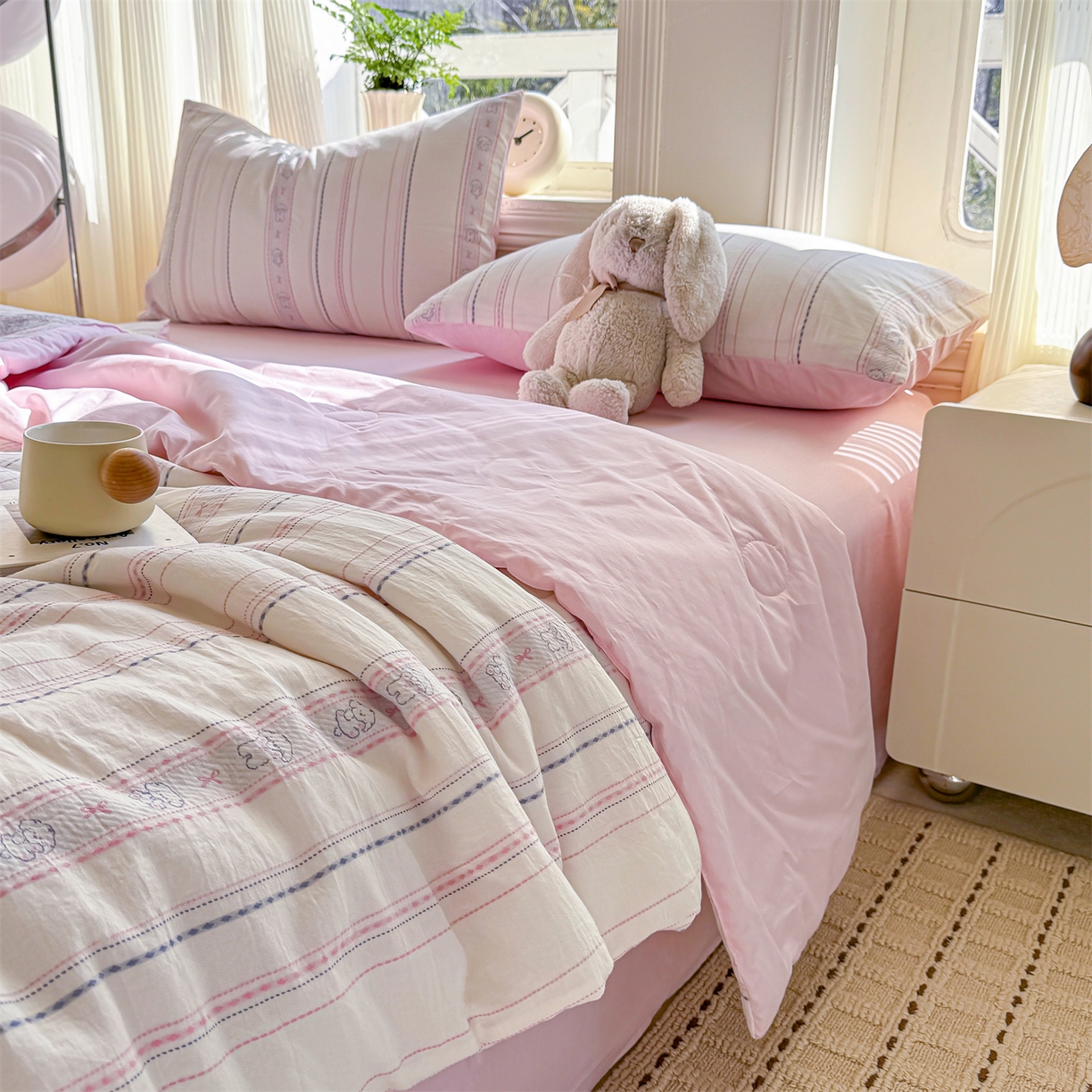 91家纺网 家纺一手货源 找家纺 灰鲸 2026新款全棉色织提花夏被夏凉被空调被 线条小狗-粉