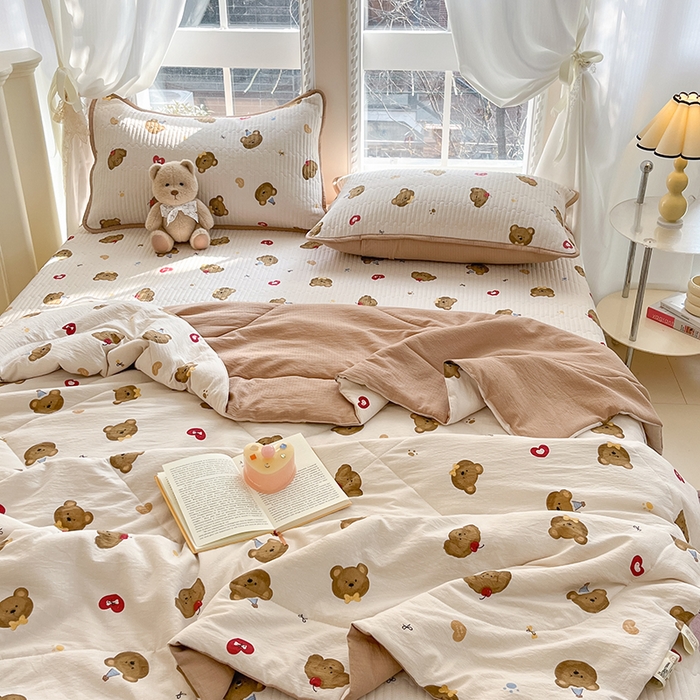 91家纺网 家纺一手货源 找家纺 几禾 2026新款云感双层纱7A抗菌夏被四件套系列-栀夏系列 栀夏-快乐小熊