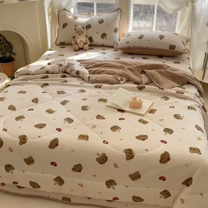 91家纺网 家纺一手货源 找家纺 几禾 2026新款云感双层纱7A抗菌夏被四件套系列-栀夏系列 栀夏-快乐小熊