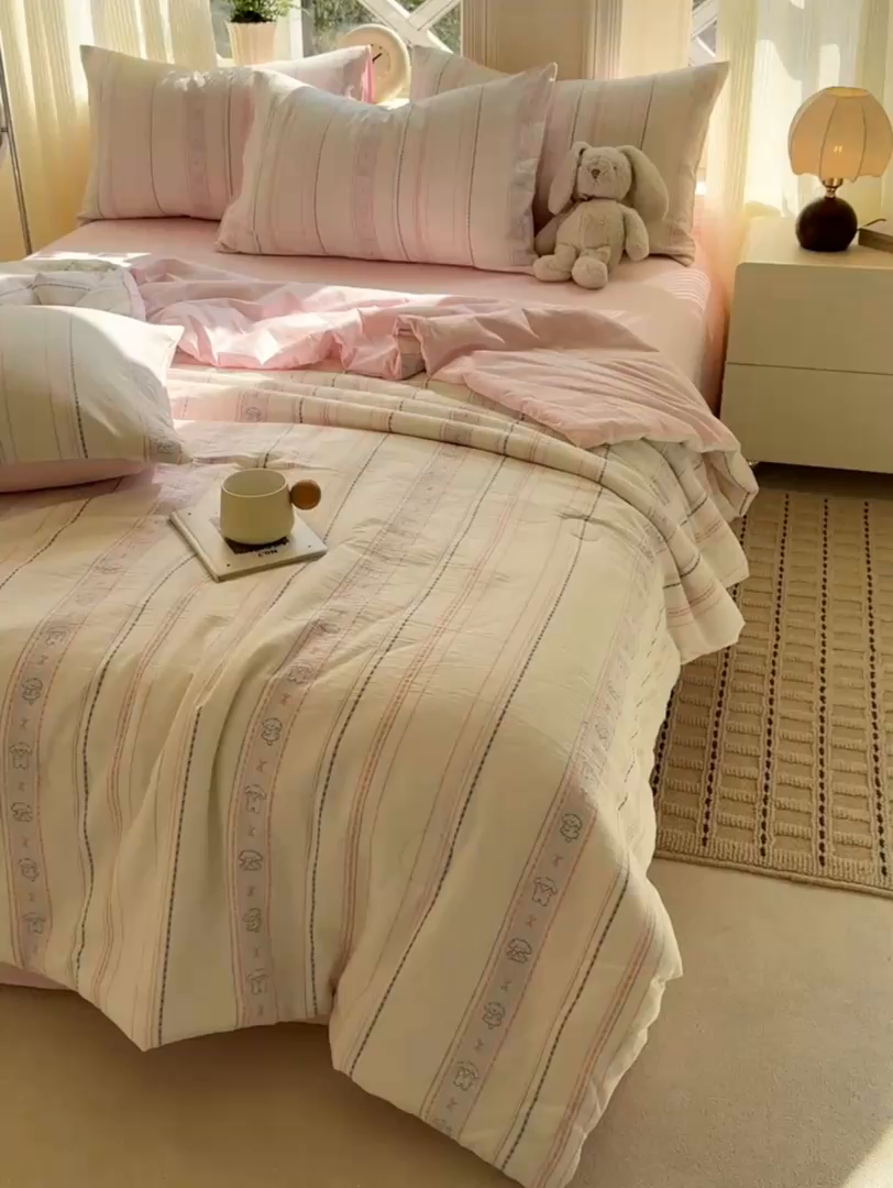 91家纺网 家纺一手货源 找家纺 灰鲸 2026新款全棉色织提花夏被夏凉被空调被 线条小狗-粉