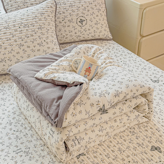 91家纺网 家纺一手货源 找家纺 几禾 2026新款云感双层纱7A抗菌夏被四件套系列-栀夏系列 栀夏-困蝶