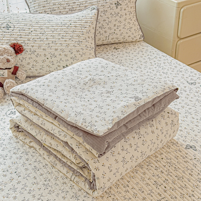 91家纺网 家纺一手货源 找家纺 几禾 2026新款云感双层纱7A抗菌夏被四件套系列-栀夏系列 栀夏-困蝶