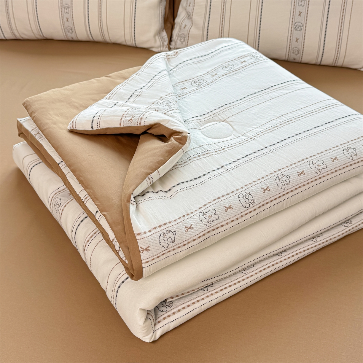 91家纺网 家纺一手货源 找家纺 灰鲸 2026新款全棉色织提花夏被夏凉被空调被 线条小狗-咖