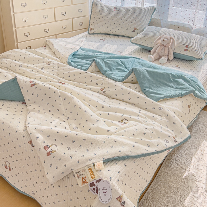 91家纺网 家纺一手货源 找家纺 几禾 2026新款云感双层纱7A抗菌夏被四件套系列-栀夏系列 栀夏-浪漫兔兔