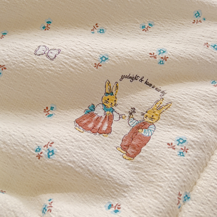 91家纺网 家纺一手货源 找家纺 几禾 2026新款云感双层纱7A抗菌夏被四件套系列-栀夏系列 栀夏-浪漫兔兔