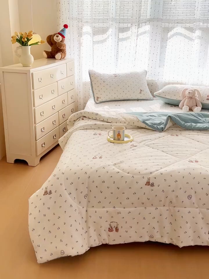 91家纺网 家纺一手货源 找家纺 几禾 2026新款云感双层纱7A抗菌夏被四件套系列-栀夏系列 栀夏-浪漫兔兔