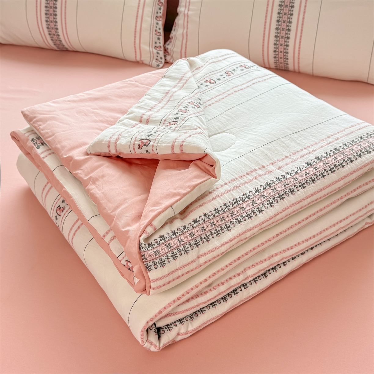 91家纺网 家纺一手货源 找家纺 灰鲸 2026新款全棉色织提花夏被夏凉被空调被 费尔岛小马-粉