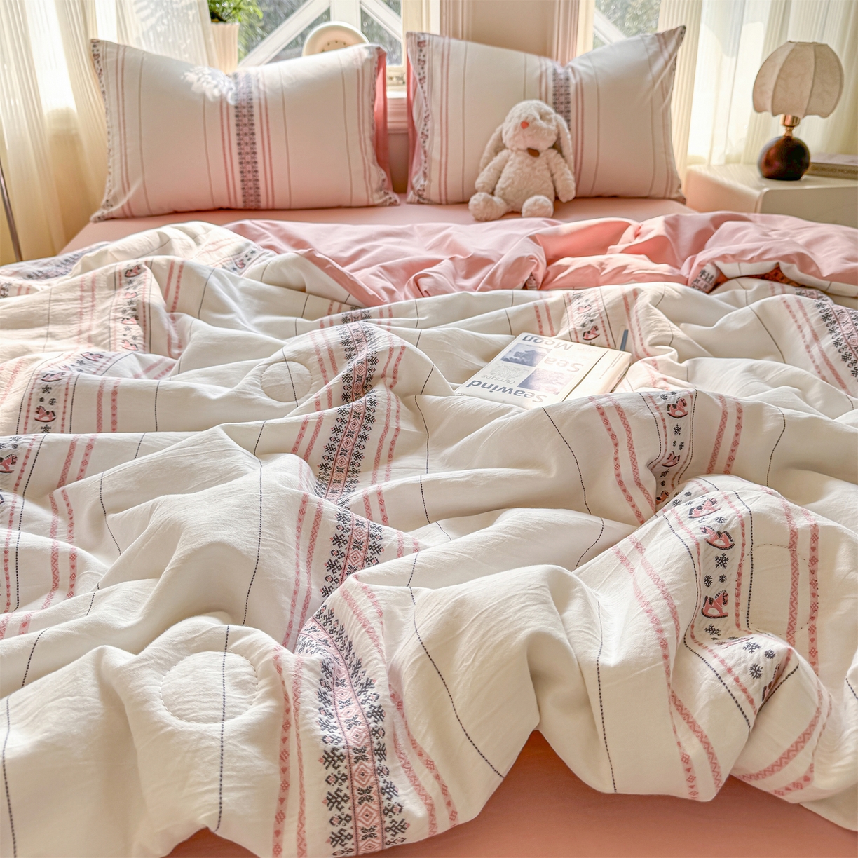 91家纺网 家纺一手货源 找家纺 灰鲸 2026新款全棉色织提花夏被夏凉被空调被 费尔岛小马-粉