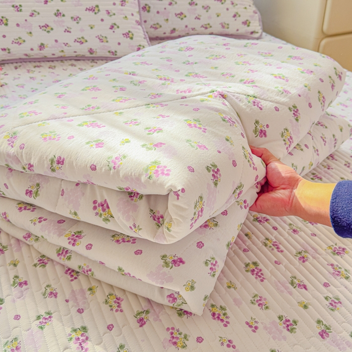 91家纺网 家纺一手货源 找家纺 几禾 2026新款云感双层纱7A抗菌夏被四件套系列-栀夏系列 栀夏-葡萄多多