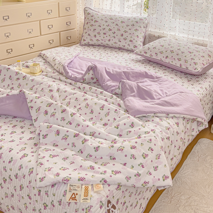 91家纺网 家纺一手货源 找家纺 几禾 2026新款云感双层纱7A抗菌夏被四件套系列-栀夏系列 栀夏-葡萄多多