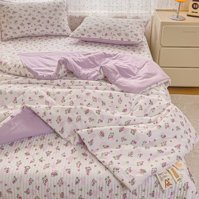 91家纺网 家纺一手货源 找家纺 几禾 2026新款云感双层纱7A抗菌夏被四件套系列-栀夏系列 栀夏-葡萄多多