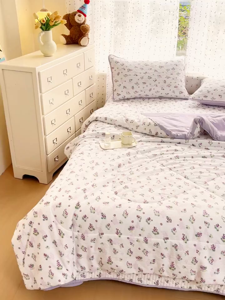 91家纺网 家纺一手货源 找家纺 几禾 2026新款云感双层纱7A抗菌夏被四件套系列-栀夏系列 栀夏-葡萄多多