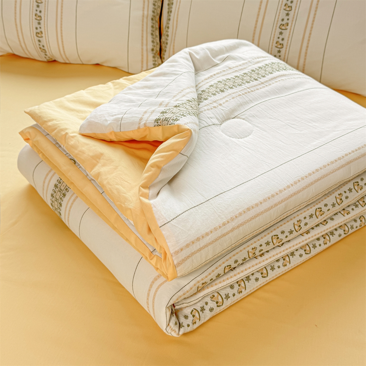 91家纺网 家纺一手货源 找家纺 灰鲸 2026新款全棉色织提花夏被夏凉被空调被 费尔岛小马-黄