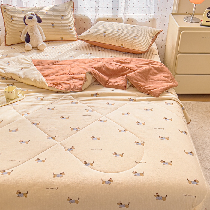 91家纺网 家纺一手货源 找家纺 几禾 2026新款云感双层纱7A抗菌夏被四件套系列-栀夏系列 栀夏-俏皮狗