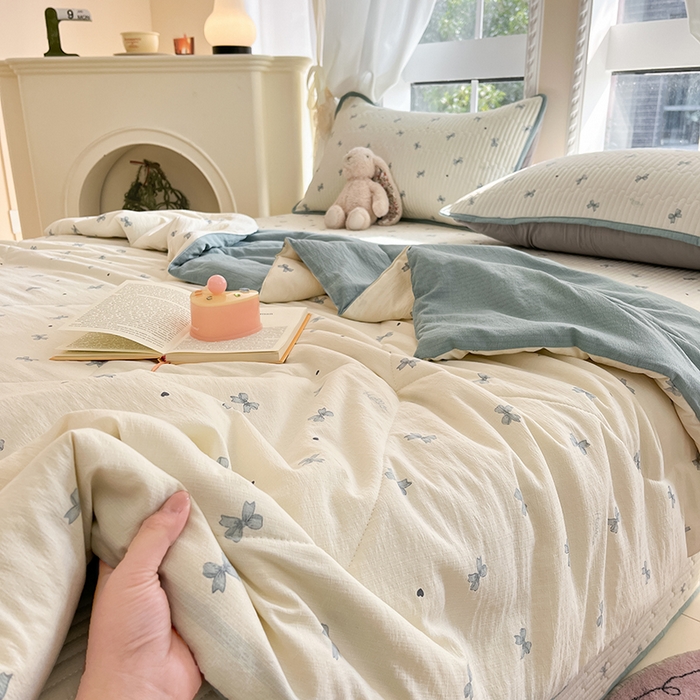 91家纺网 家纺一手货源 找家纺 几禾 2026新款云感双层纱7A抗菌夏被四件套系列-栀夏系列 栀夏-倾结