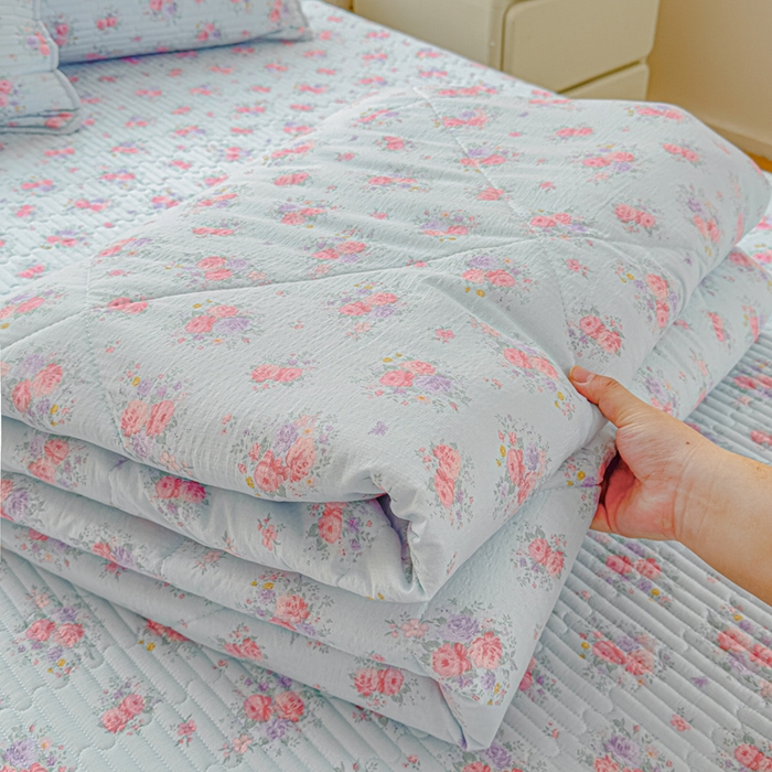 91家纺网 家纺一手货源 找家纺 几禾 2026新款云感双层纱7A抗菌夏被四件套系列-栀夏系列 栀夏-清风雨雾蓝