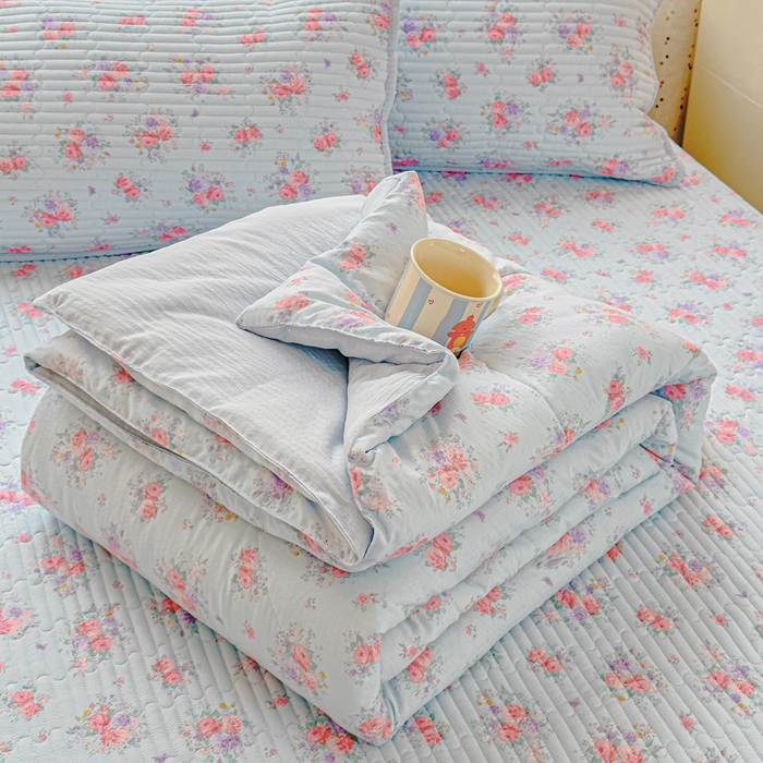 91家纺网 家纺一手货源 找家纺 几禾 2026新款云感双层纱7A抗菌夏被四件套系列-栀夏系列 栀夏-清风雨雾蓝