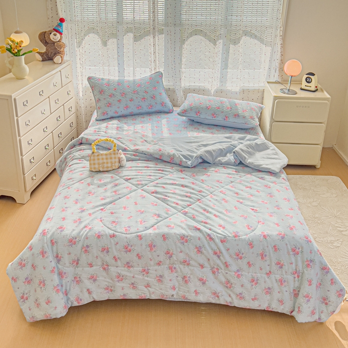 91家纺网 家纺一手货源 找家纺 几禾 2026新款云感双层纱7A抗菌夏被四件套系列-栀夏系列 栀夏-清风雨雾蓝