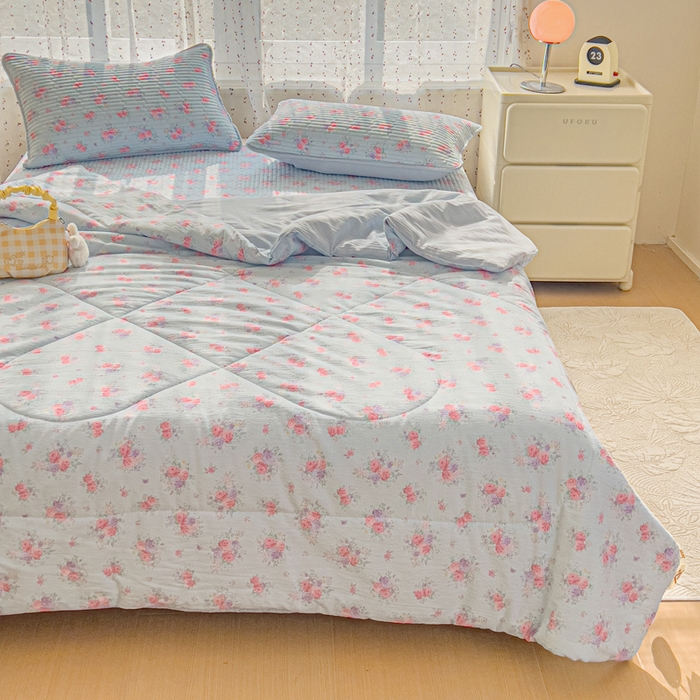 91家纺网 家纺一手货源 找家纺 几禾 2026新款云感双层纱7A抗菌夏被四件套系列-栀夏系列 栀夏-清风雨雾蓝