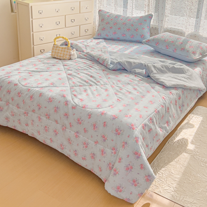 91家纺网 家纺一手货源 找家纺 几禾 2026新款云感双层纱7A抗菌夏被四件套系列-栀夏系列 栀夏-清风雨雾蓝