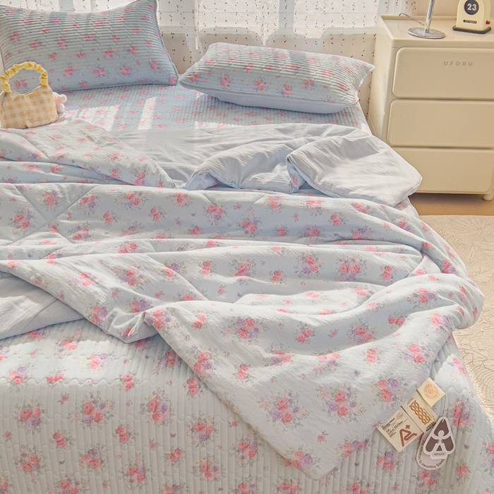 91家纺网 家纺一手货源 找家纺 几禾 2026新款云感双层纱7A抗菌夏被四件套系列-栀夏系列 栀夏-清风雨雾蓝