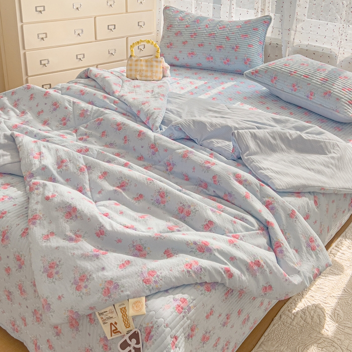 91家纺网 家纺一手货源 找家纺 几禾 2026新款云感双层纱7A抗菌夏被四件套系列-栀夏系列 栀夏-清风雨雾蓝