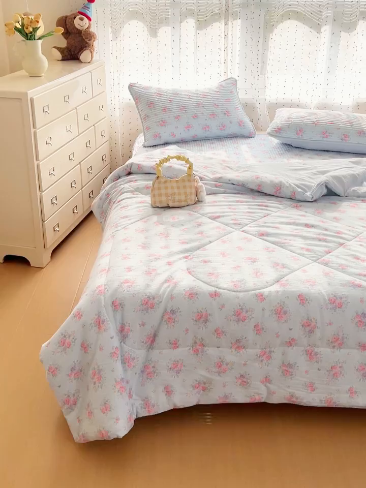 91家纺网 家纺一手货源 找家纺 几禾 2026新款云感双层纱7A抗菌夏被四件套系列-栀夏系列 栀夏-清风雨雾蓝