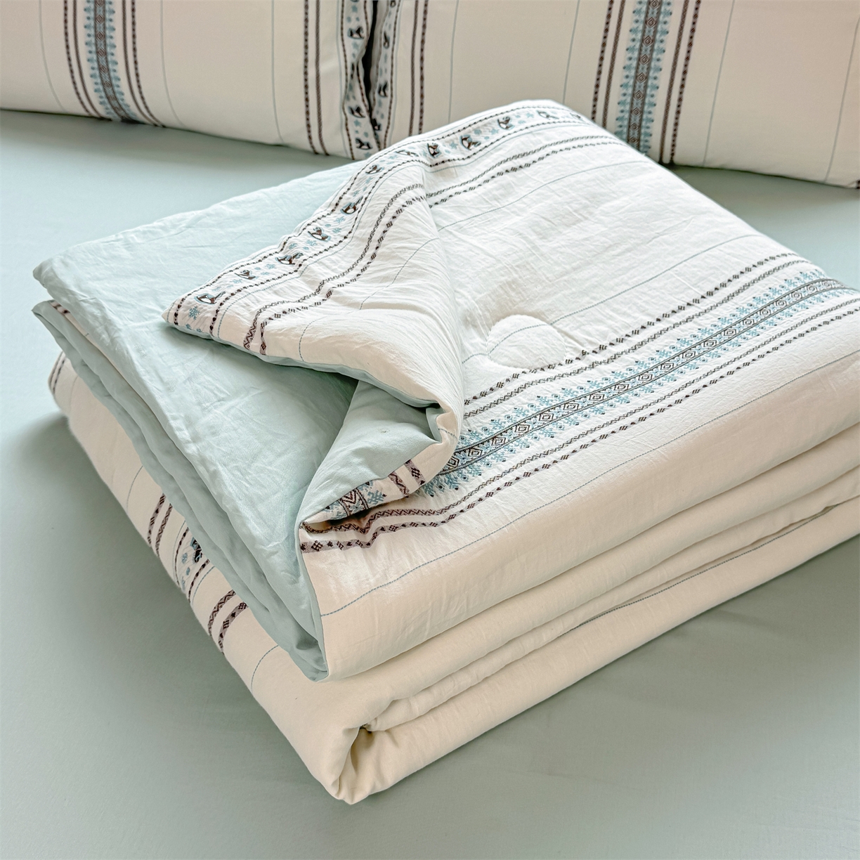 91家纺网 家纺一手货源 找家纺 灰鲸 2026新款全棉色织提花夏被夏凉被空调被 费尔岛小马-蓝