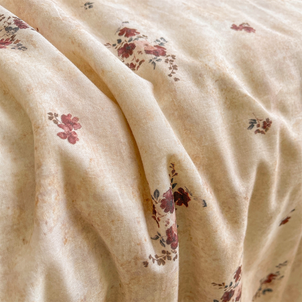 91家纺网 家纺一手货源 找家纺 小禹仔家纺 2026新款A类印花双层纱凉感大豆夏被 花涧汐-红