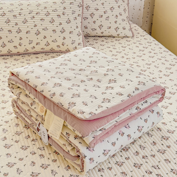 91家纺网 家纺一手货源 找家纺 几禾 2026新款云感双层纱7A抗菌夏被四件套系列-栀夏系列 栀夏-苏槿