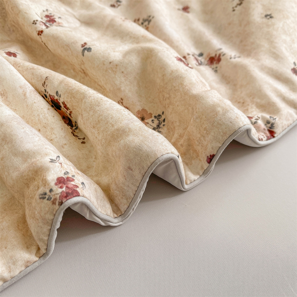 91家纺网 家纺一手货源 找家纺 小禹仔家纺 2026新款A类印花双层纱凉感大豆夏被 花涧汐-红