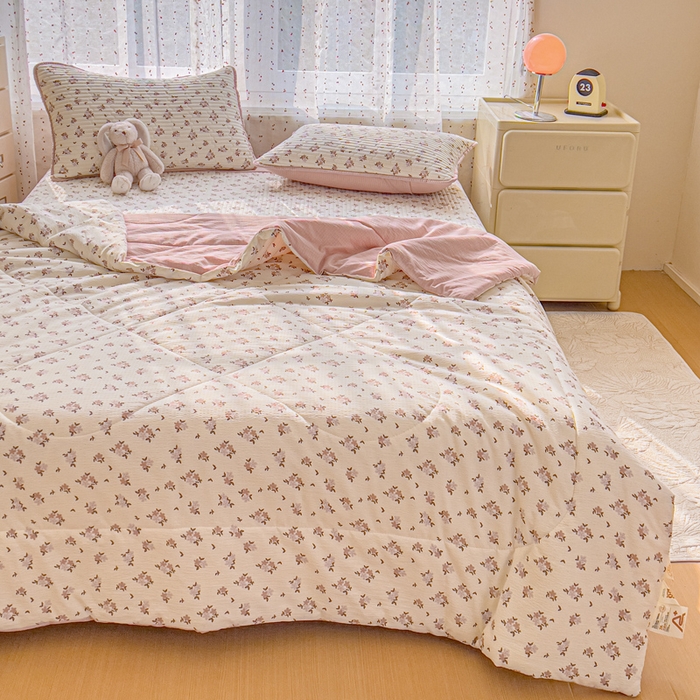 91家纺网 家纺一手货源 找家纺 几禾 2026新款云感双层纱7A抗菌夏被四件套系列-栀夏系列 栀夏-苏槿