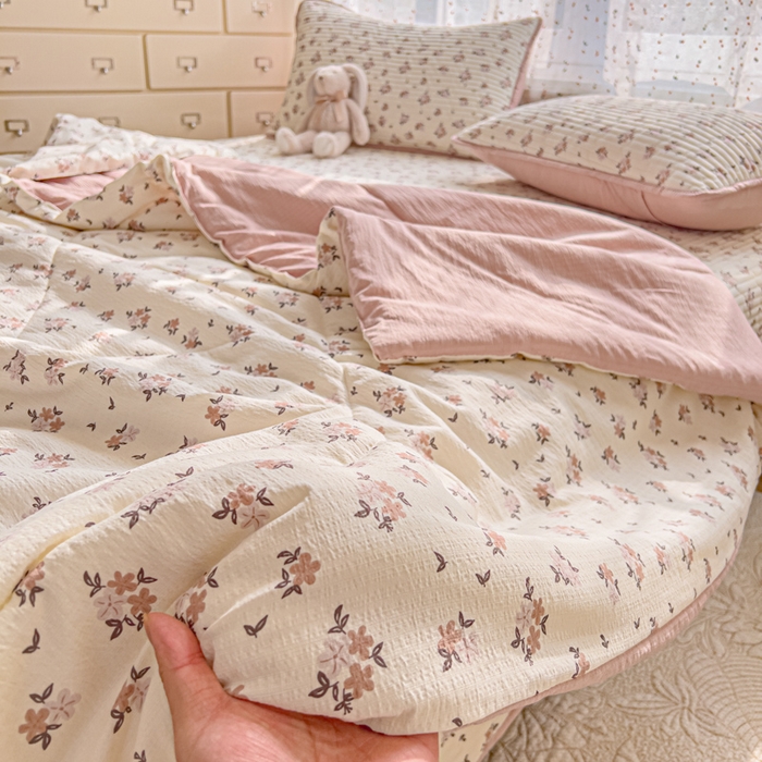 91家纺网 家纺一手货源 找家纺 几禾 2026新款云感双层纱7A抗菌夏被四件套系列-栀夏系列 栀夏-苏槿