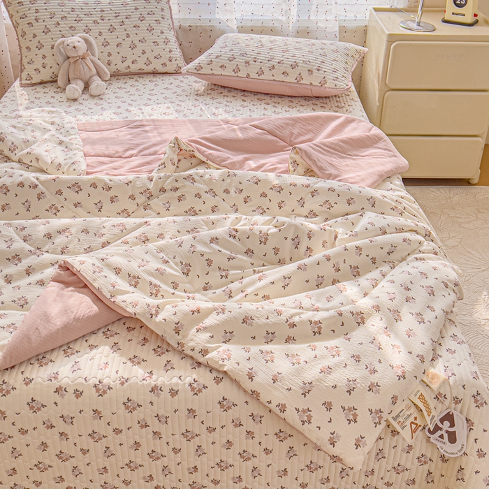 91家纺网 家纺一手货源 找家纺 几禾 2026新款云感双层纱7A抗菌夏被四件套系列-栀夏系列 栀夏-苏槿